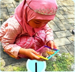 Anak mengeksplorasi bahan alam