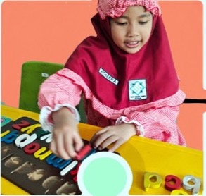 Anak mengenal huruf