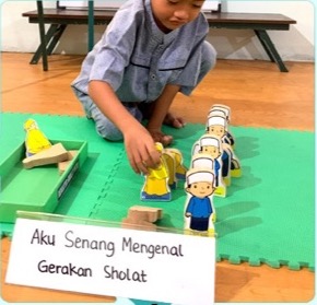 Anak mengenal gerakan salat
