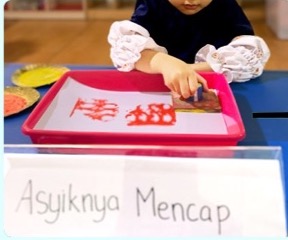 Anak berkegiatan kreatif